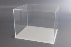 Vitrine mit Haube